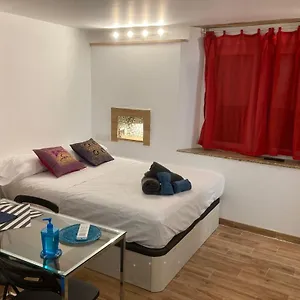 Malagueña Salerosa Apartamento - Casa Mata De 1 A 4 Con Terraza O Patio Propio Málaga